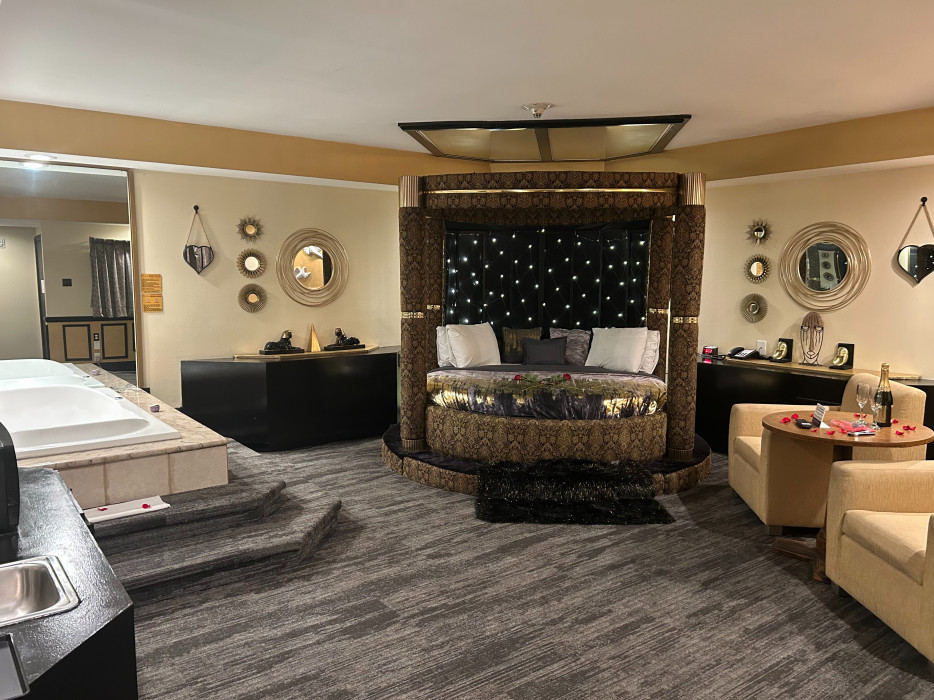 Black and Gold Romantic Theme Suite