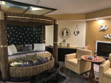 Black and Gold Romantic Suite with Jacuzzi & Fireplace